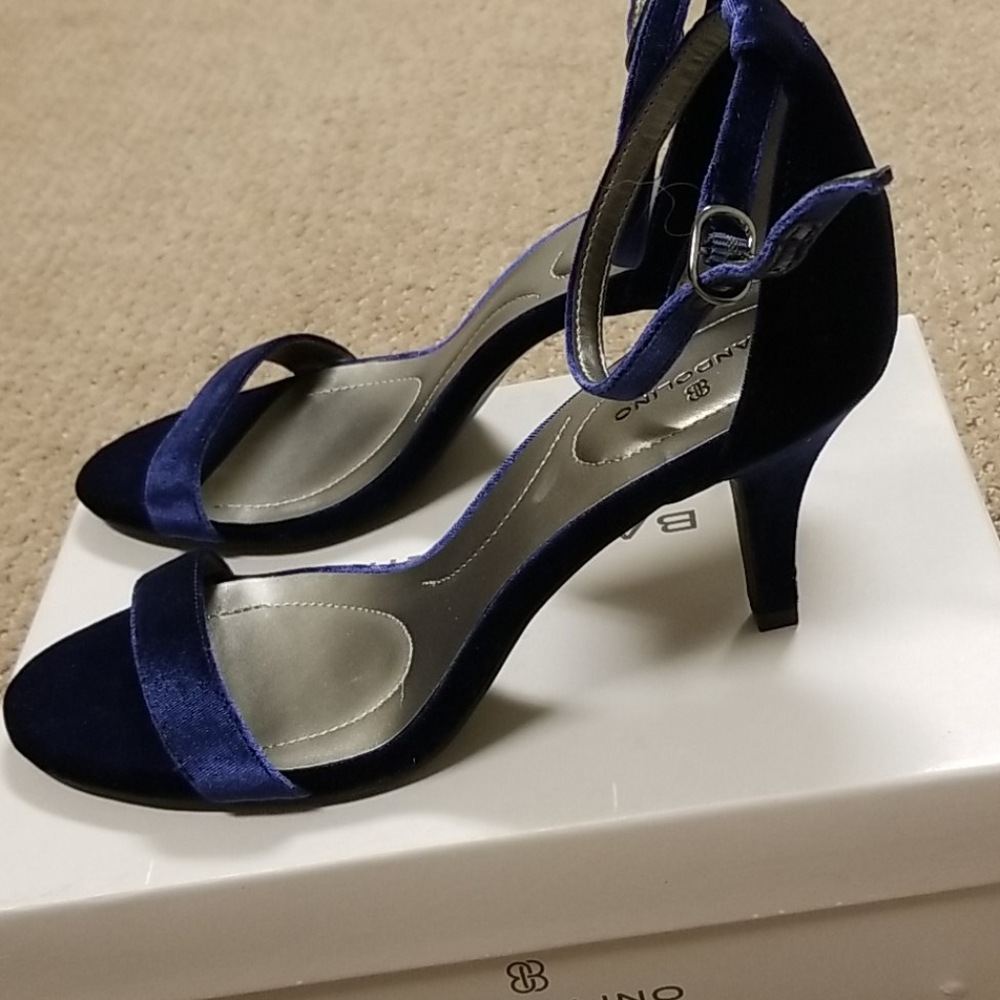 New Bandolino size 8 navy sandal